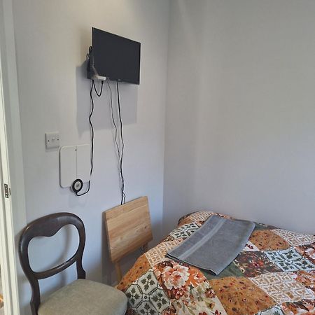 Budget Single Room Only For One Adult - Shared Flat Northolt  ภายนอก รูปภาพ