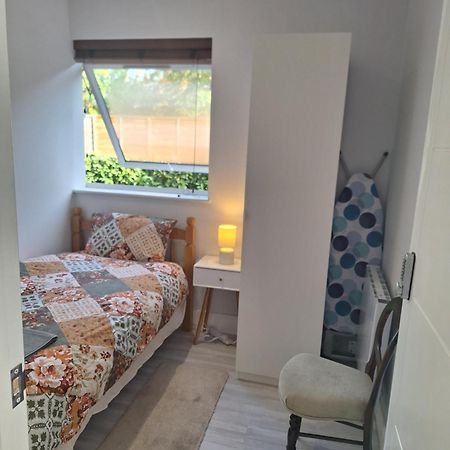Budget Single Room Only For One Adult - Shared Flat Northolt  ภายนอก รูปภาพ