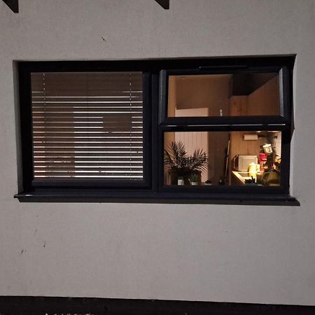 Budget Single Room Only For One Adult - Shared Flat Northolt  ภายนอก รูปภาพ