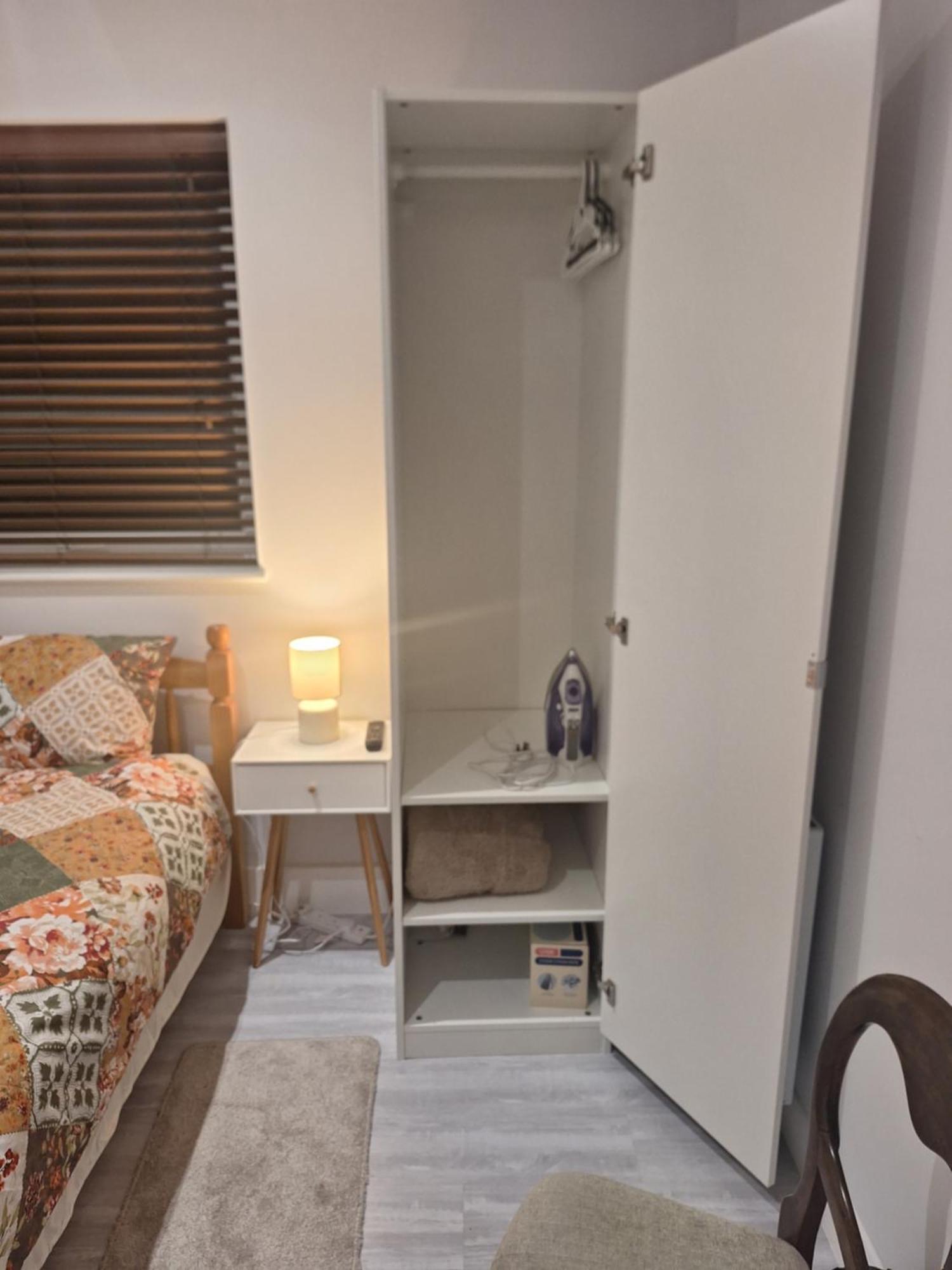 Budget Single Room Only For One Adult - Shared Flat Northolt  ภายนอก รูปภาพ