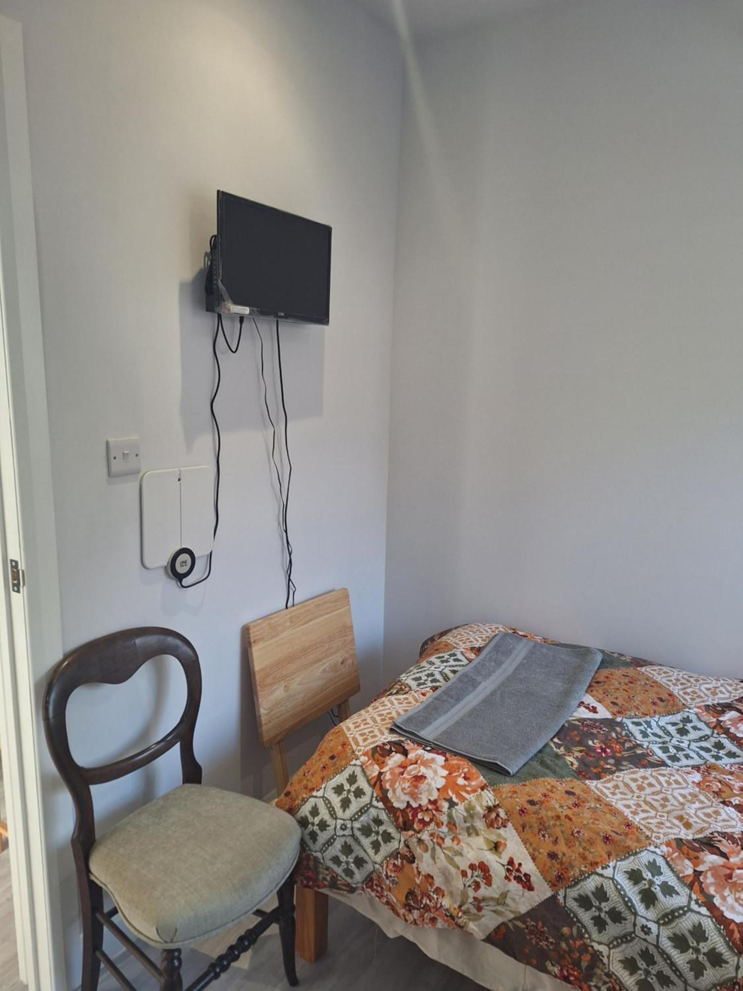 Budget Single Room Only For One Adult - Shared Flat Northolt  ภายนอก รูปภาพ