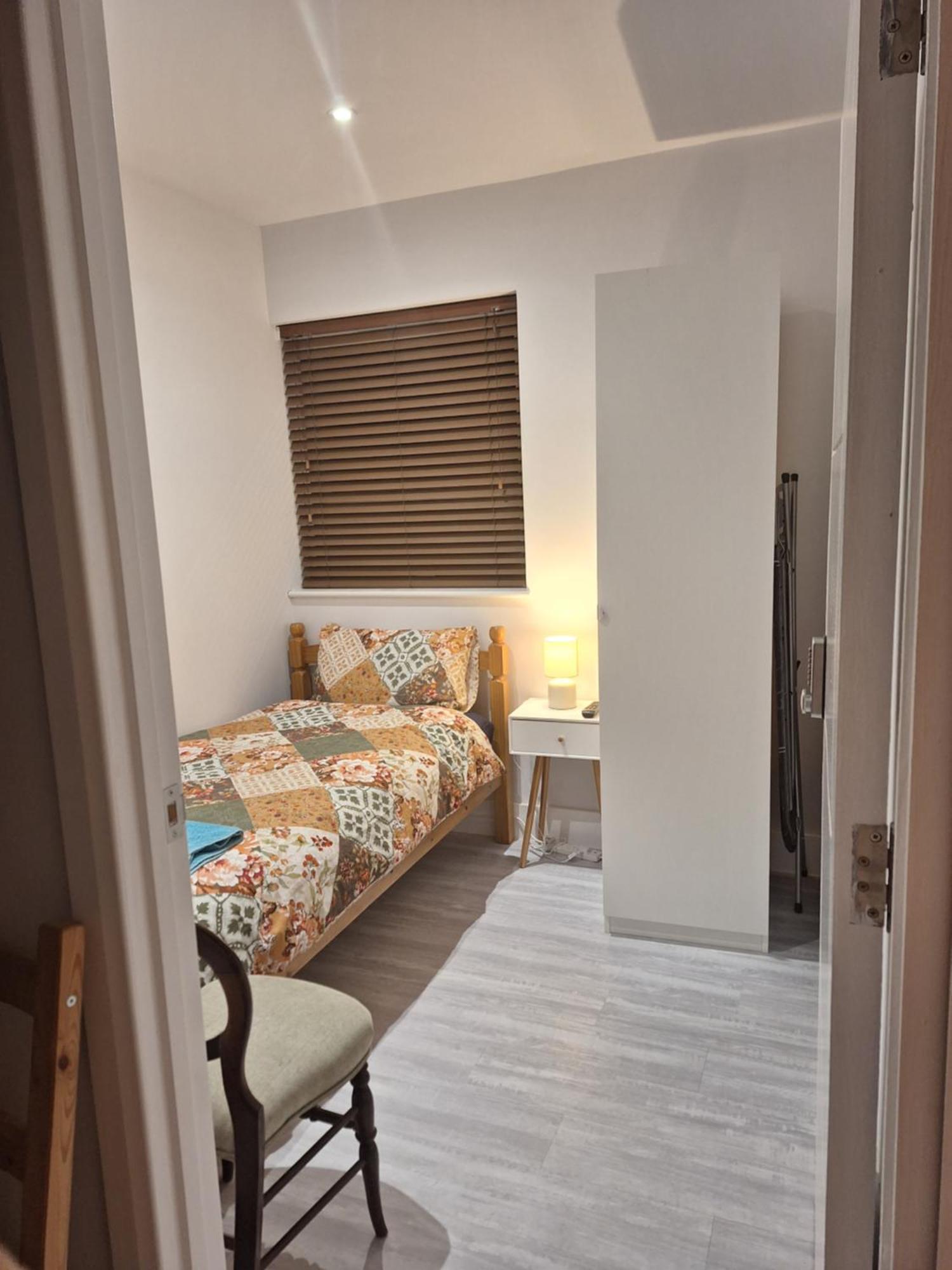 Budget Single Room Only For One Adult - Shared Flat Northolt  ภายนอก รูปภาพ