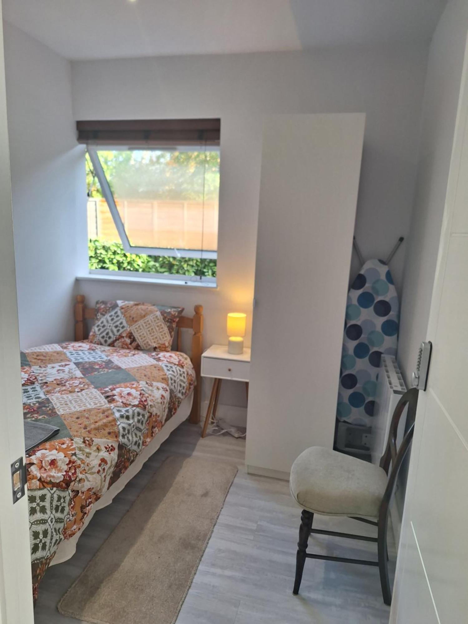 Budget Single Room Only For One Adult - Shared Flat Northolt  ภายนอก รูปภาพ