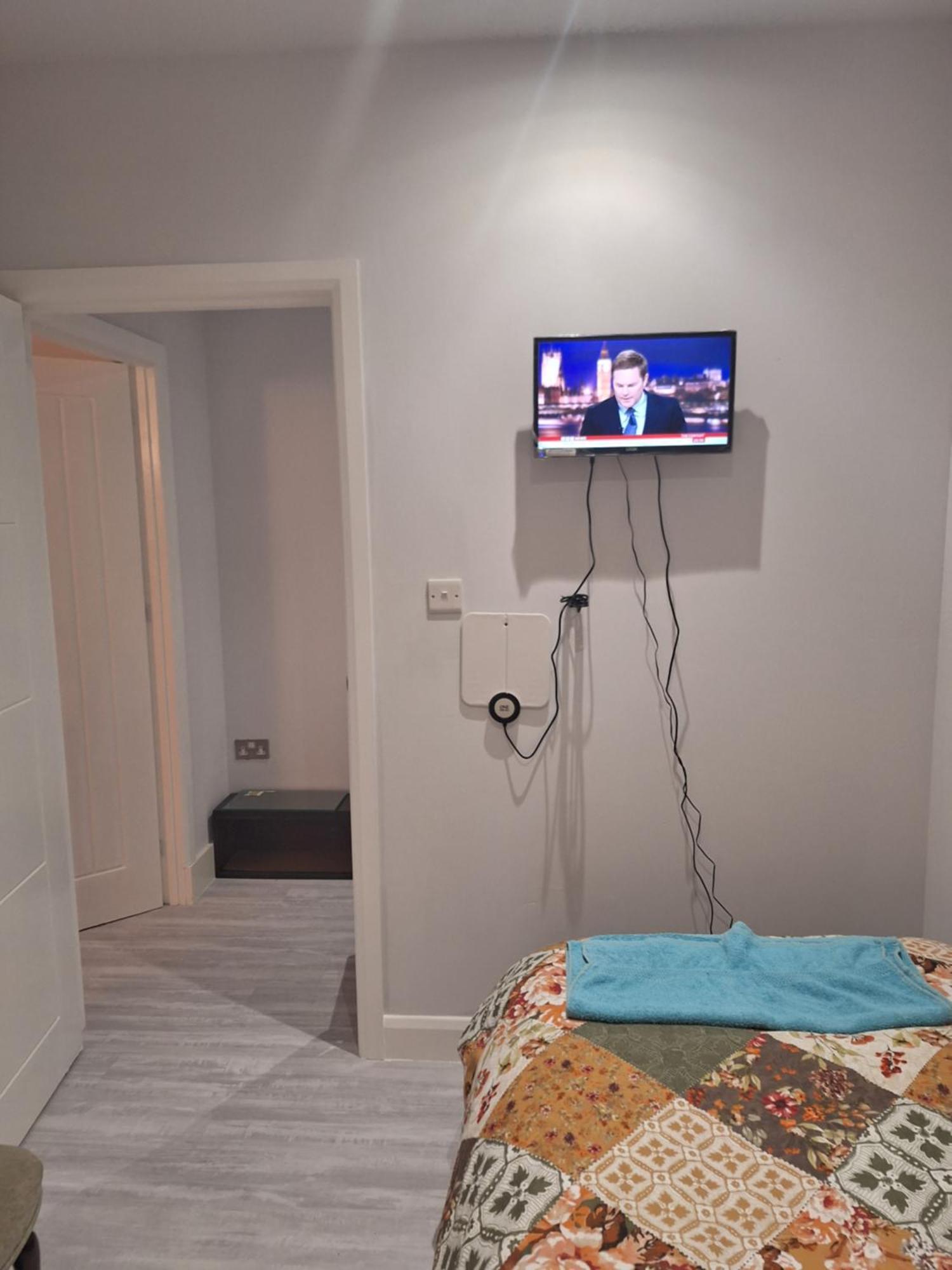 Budget Single Room Only For One Adult - Shared Flat Northolt  ภายนอก รูปภาพ