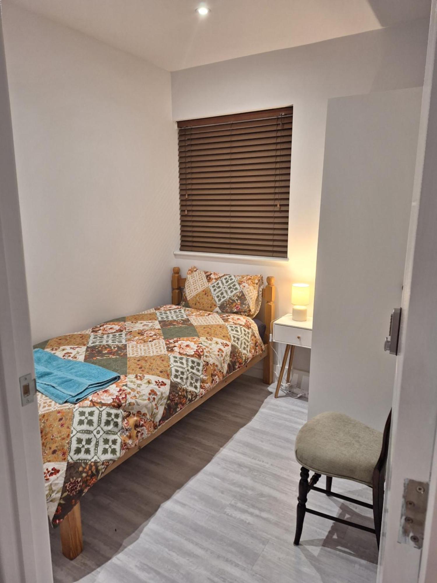 Budget Single Room Only For One Adult - Shared Flat Northolt  ภายนอก รูปภาพ